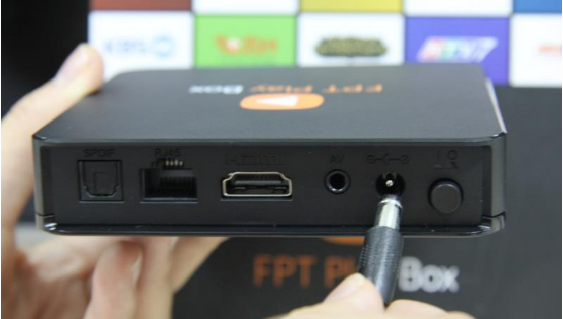 Kết nối FPT Play Box với nguồn điện,