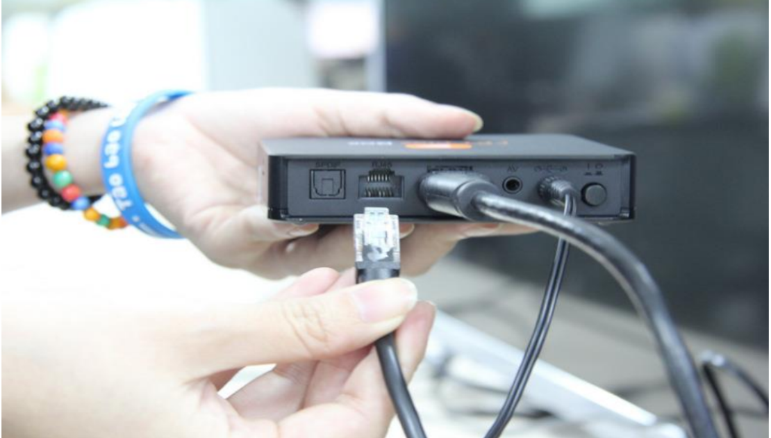 Kết nối c&aacute;p Internet cho box qua cổng RJ45